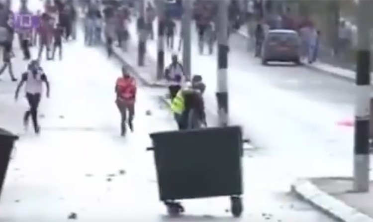 بالفيديو.. صحافي فلسطيني يترك كاميرته وينقذ مسنة من الموت