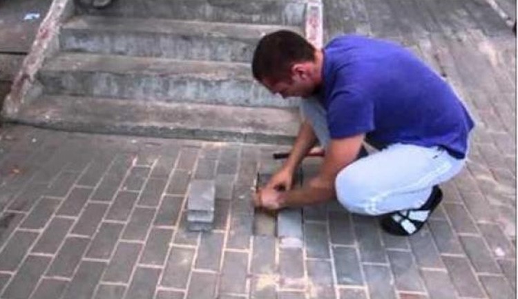  بالفيديو.. شاب ينقذ كلبة حامل دفنت حية تحت الرصيف بروسيا 