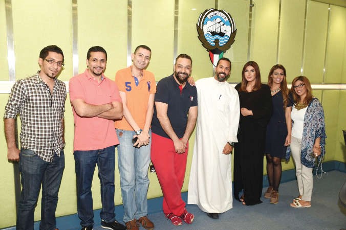 النجمة زهرة عرفات في لقطة جماعية مع فريق البرنامج ومعهم الزميلة خلود ابوالمجد وزملاء من الصحافة المحلية﻿