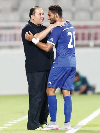 مدرب الازرق مع يوسف ناصر﻿