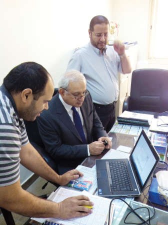 العيسى يطلع على الية العمل في مدرسة عروة بن الزبير 