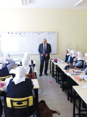 د بدر العيسى داخل احد فصول مدرسة ريطة بنت الحارث