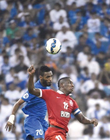 مدافع الهلال محمد جحفلي ومهاجم الاهلي احمد خليل يتصارعان على الكرةافپ﻿