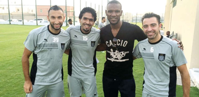 ابيدال في صورة تذكارية مع تشافي ولاعبي السد