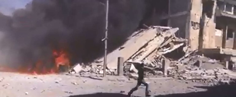 صورة تلفزيونية لاحد المواقع الذي استهدفته الغارات الروسية على تلبيسة بريف حمص الشمالي