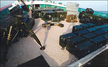 صورة وزعتها واس للاسلحة المضبوطة في سفينة الصيد الايرانية التي اعترضتها قوات التحالف اپ