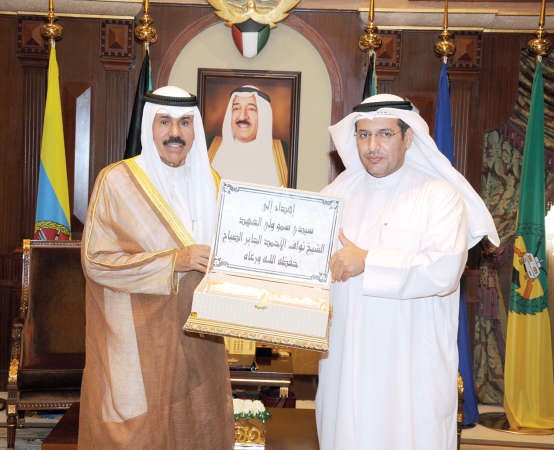 سمو نائب الامير وولي العهد الشيخ نواف الاحمد يتسلم الكتاب من دشايع الشايع﻿