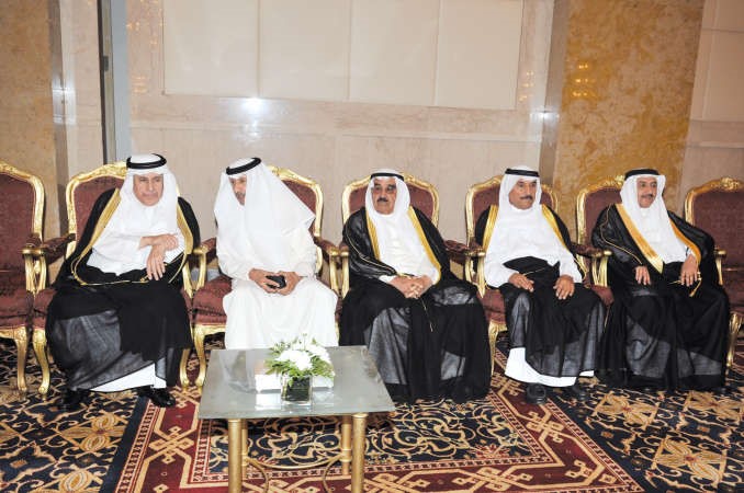 الشيخ فيصل السعود وعدد من الحضور مع السفير دعبدالعزيز الفايز