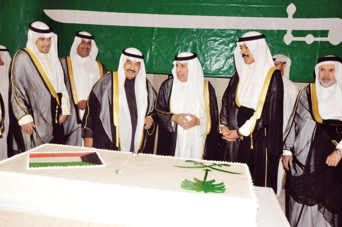 سمو الشيخ ناصر المحمد والشيخ محمد الخالد وانس الصالح يهمون بمشاركة السفير الفايز قطع كيكة الاحتفال
