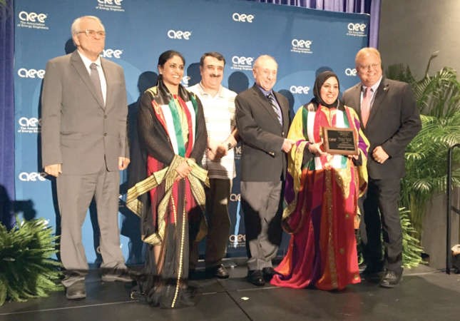 اقبال الطيار وفتوح الرقم اثناء تكريمهما من قبل جمعية مهندسي الطاقة العالمية بالولايات المتحدة 