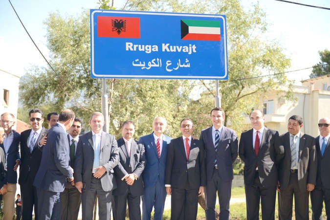  رئيس برلمان البانيا الير ميتا والسفير نجيب البدر ورئيس بلدية تيرانا اريون فيلياي خلال افتتاح شارع يحمل اسم الكويت 