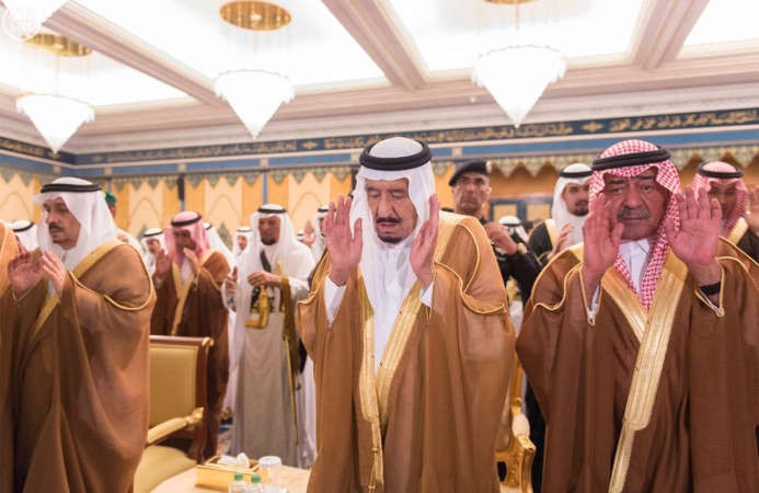 خادم الحرمين الشريفين الملك سلمان بن عبدالعزيز وصاحب السمو الملكي الامير مقرن بن عبدالعزيز يؤديان صلاة الميت على صاحب السمو الملكي الامير نواف بن عبدالعزيزواس﻿