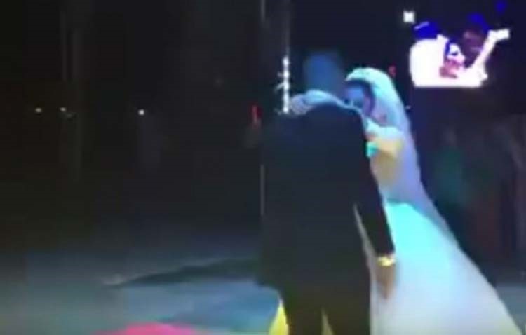 بالفيديو.. مفاجأة مدهشة من شاب لعروسه خلال حفل زفافهما