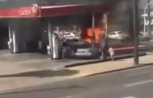 بالفيديو.. مدير فندق ينقذ مسنًا من سيارة مشتعلة