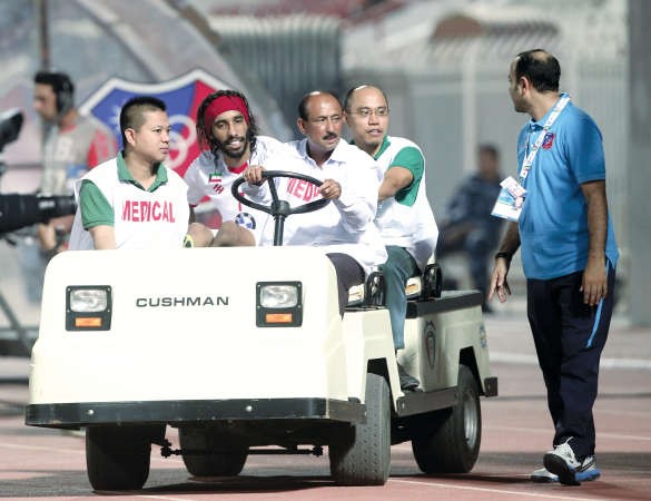 فهد العنزي خارجا من الملعب بعد الاصابة﻿