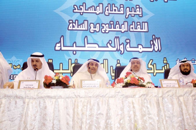 يعقوب الصانع ودعادل الفلاح خلال اللقاء مع الخطباء والائمة