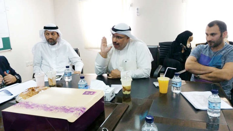ماحمد الحصان خلال زيارته الى مقر متابعة المشروع في مدينة جابر الاحمد﻿