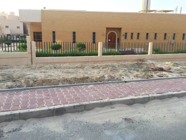 روضة الغصون ويبدو سوء تبليط الارصفة 