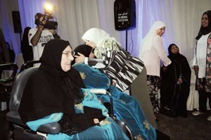 قبلة من هند الصبيح لاحدى الامهات محمد خلوصي