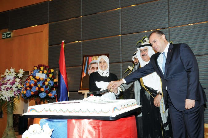 هند الصبيح والفريق م ثابت المهنا يشاركان السفير الارميني قطع كيك الحفلانور الكندري