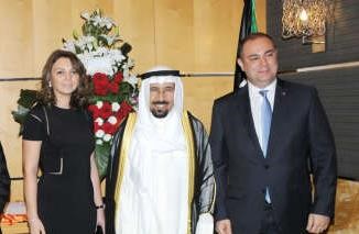 الشيخ علي الجابر متوسطا السفير الارميني وحرمه
