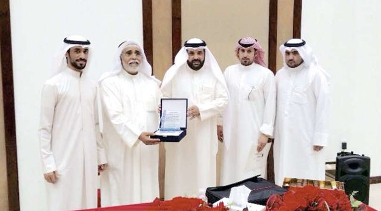 محمد المطيري مكرما المدرب خالد الجاسم 