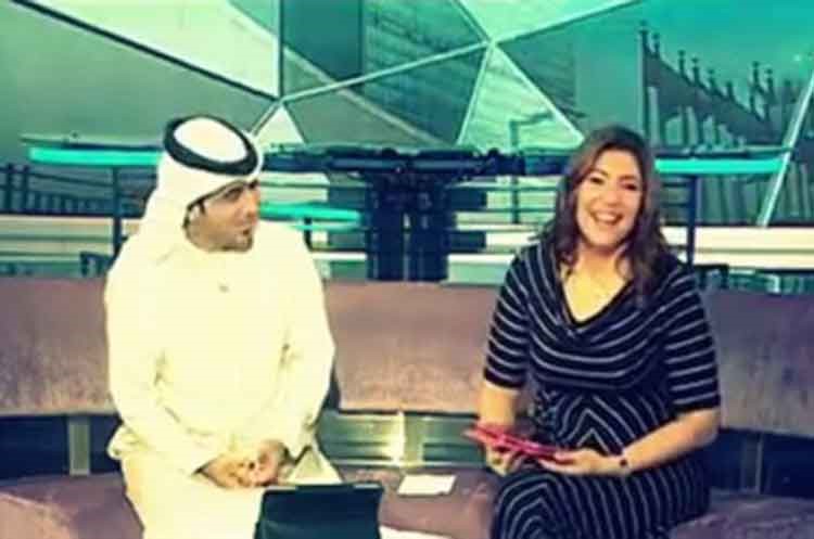 بالفيديو.. نوبة ضحك لمذيعة قناة دبي على الهواء