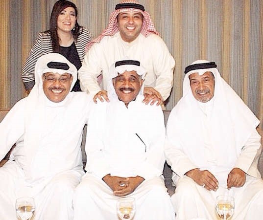 محمد جابر يتوسط جاسم النبهان وغانم السليطي وحسن البلام وهبة الدري في احد الملتقيات الفنية﻿