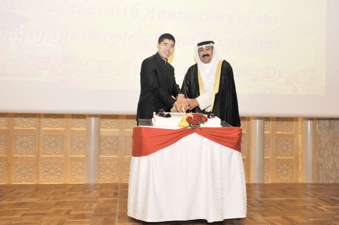 السفير وليد الخبيزي مشاركا السفير الصيني وانغ دي قطع كعكة الاحتفال﻿