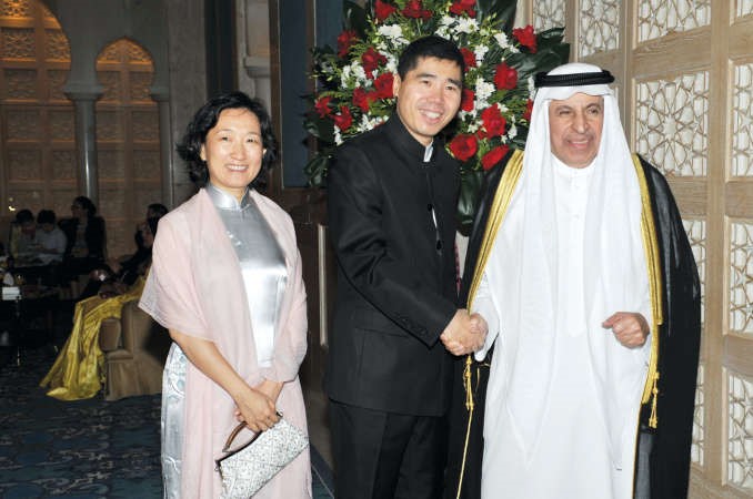 السفير السعودي د عبدالعزيز الفايز مباركا للسفير الصيني﻿
