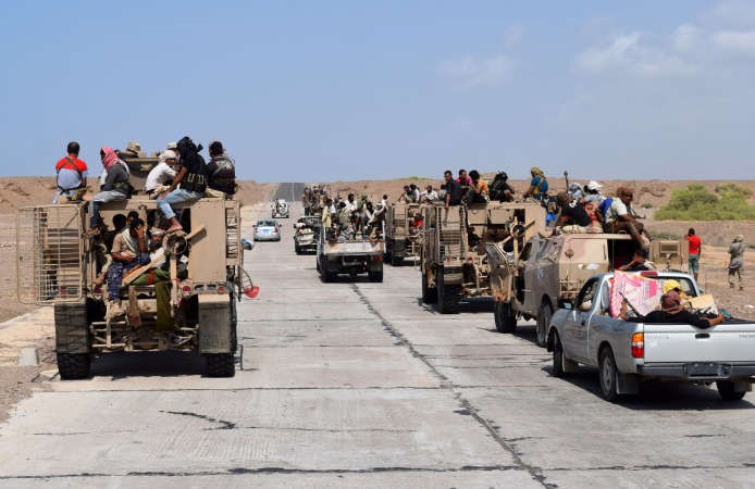 مقاتلون موالون للرئيس اليمني عبد ربه منصور هادي في طريقهم لقتال المتمردين الحوثيين بالقرب من تعز 	افپ﻿