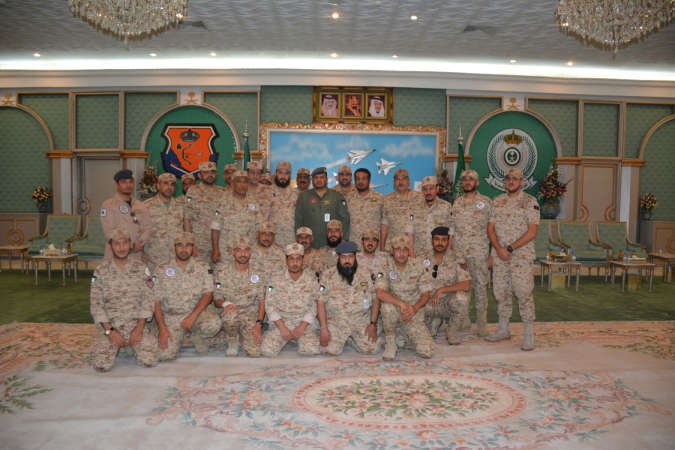 اللواء الركن طيار عبدالله الفودري يتوسط عددا من افراد القوة الكويتية المرابطة بمقر التحالف ﻿