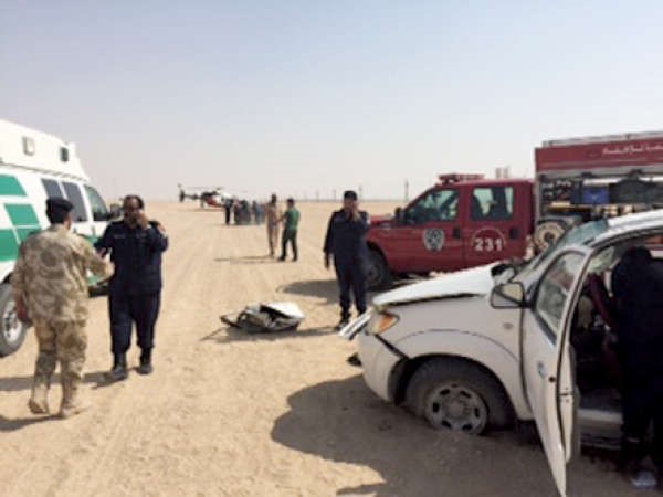 رجال الاطفاء يفحصون المركبة ﻿