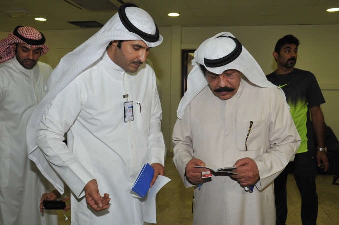 اللواء العوضي يفحص احد الجوازات المزورة 