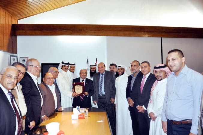 2- تبادل الدروع التذكارية