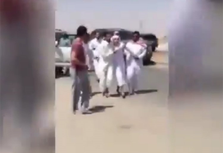 بالفيديو.. سعوديون يقبضون على داعشي هدد إمام مسجد بالقتل