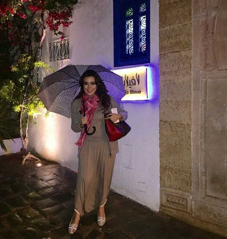 صورة: لطيفة تعتلي عرش الأناقة بفستان طويل وشمسية