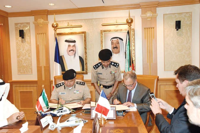 وكيل وزارة الداخلية الفريق سليمان الفهد يوقع العقد مع المدير العام بالشرق الاوسط باسكال ليسولنيير