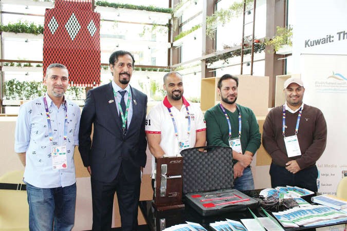 السفير الشيخ علي الخالد يتوسط عددا من اعضاء المركز