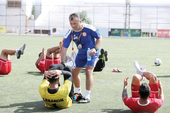 مدرب لبنان رادولوفيتش يشرف على التدريبات 