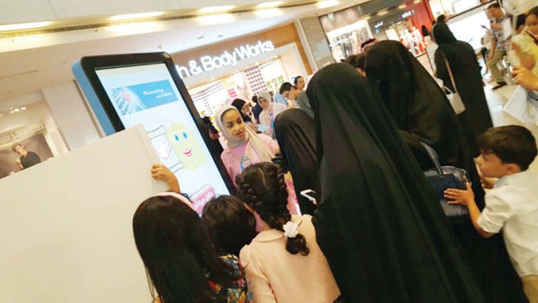 متطوعون يرشدون الجمهور للمشاركة بالانشطة