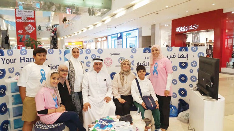 د اديبة الحرز مع عدد من المشاركين 