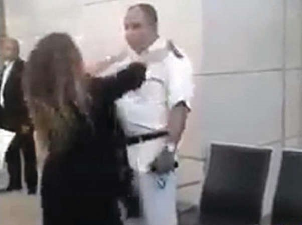 صورة ارشيفية لياسمين النرش اثناء تعديها على ضابط بالمطار