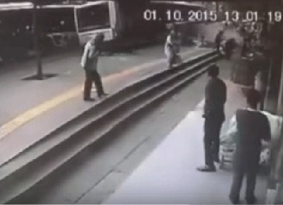 بالفيديو.. لحظة دهس حافلة لركاب في محطة في تركيا