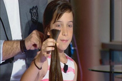 بالفيديو.. طفلة تقص شعرها على الهواء لأجل مرضى السرطان