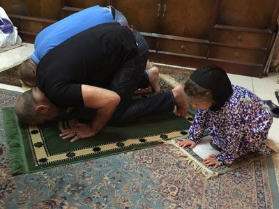 الفنان شريف منير مع ابنه وحفيدته من ابنه