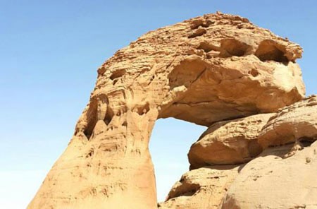 بالفيديو والصور.. لحظة إنقاذ رحالة سعودي بعد احتجازه 10 ساعات أعلى جبل المحجة
