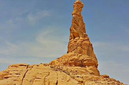 بالفيديو والصور.. لحظة إنقاذ رحالة سعودي بعد احتجازه 10 ساعات أعلى جبل المحجة