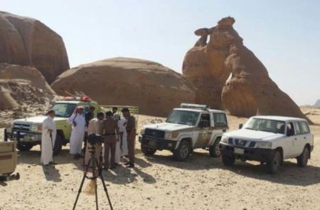 بالفيديو والصور.. لحظة إنقاذ رحالة سعودي بعد احتجازه 10 ساعات أعلى جبل المحجة