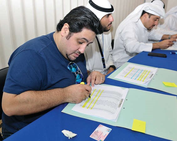 تدقيق في اسماء الطلاب الناخبين﻿